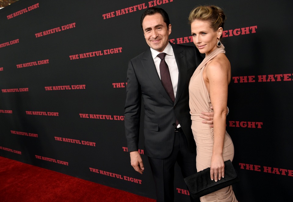 El mexicano Demian Bichir, junto a su novia Stefanie Sherk.