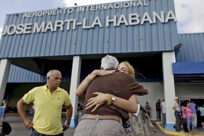 Una mujer cubana recibe a familiares llegados de EU en el aeropuerto de La Habana tras levantarse parte del embargo en 2009