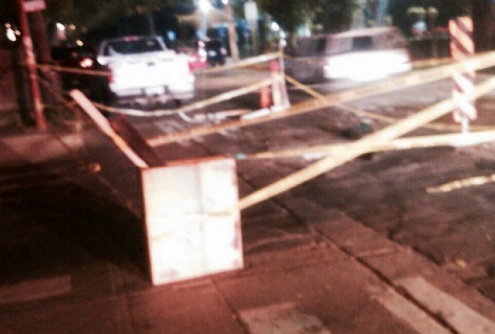El socavón se ubica en el cruce de las calles Progreso y López Cotilla.