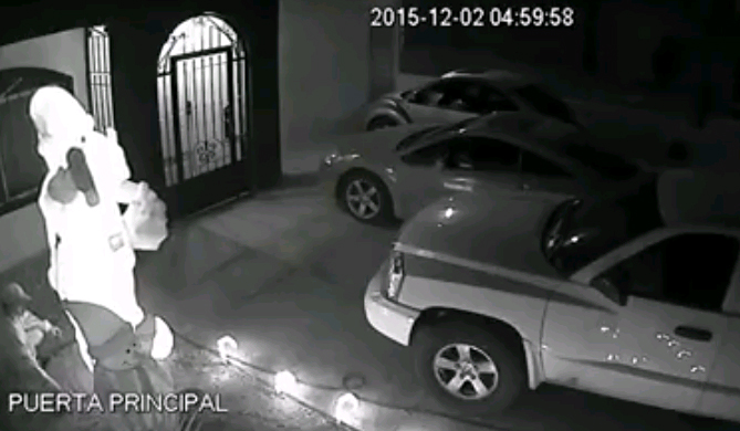 Sujeto roba artículos navideños del Fraccionamiento Viñedos de Torreón. 