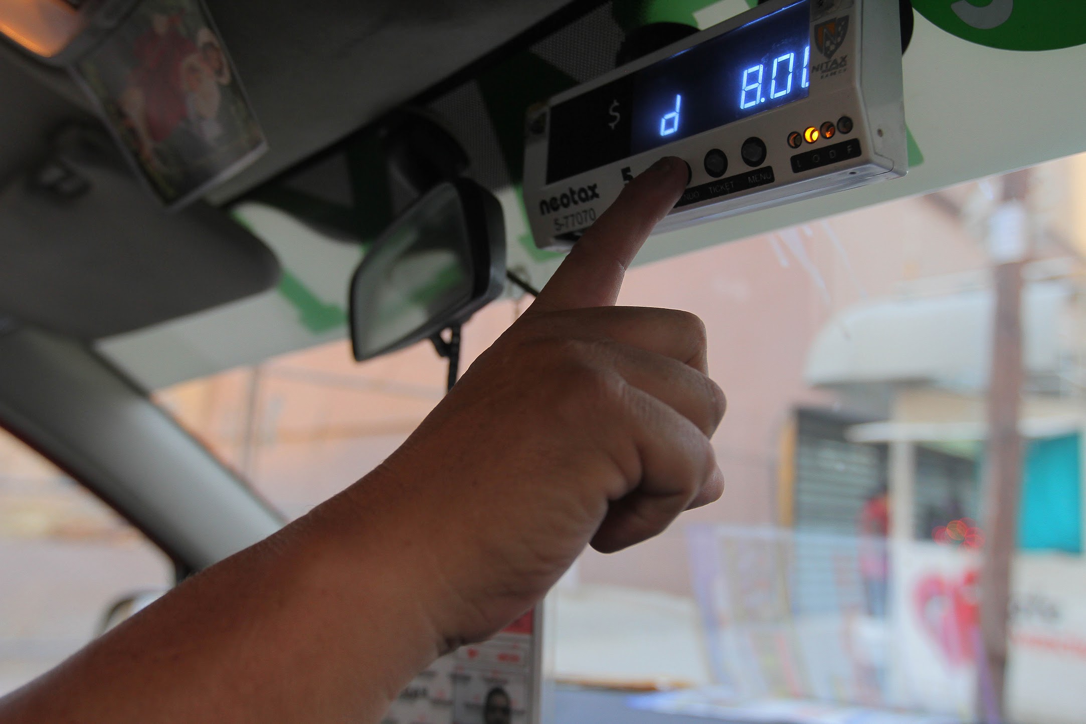Algunos taxistas optan por apagar el taxímetro por las noches.