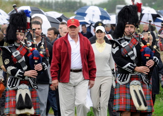 Donald Trump, escoltado por gaiteros escoceses, en la apertura del torneo Trump International Golf Links en Aberdeenshire, Escocia, en 2012