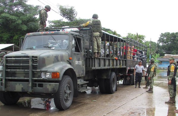 Elementos del Ejército llegaron a Tabasco para repartir la ayuda humanitaria.