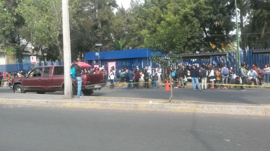 Los estudiantes, maestros y personal administrativo permanecieron desalojados por más de una hora. 