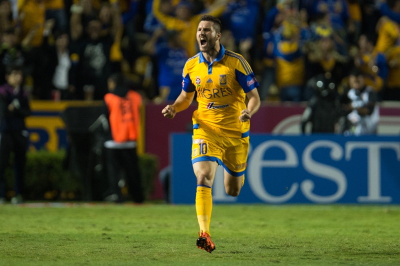 Gignac celebra uno de sus goles 