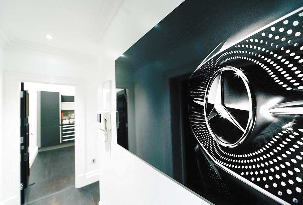 Sus interiores fueron inspirados en sus vehículos S-Class y Maybach, con superficies elegantes y de alta tecnología.