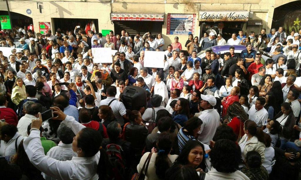Los funcionarios protestaron frente al Congreso local.