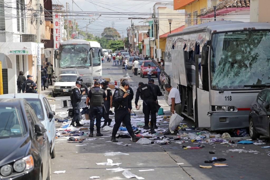 Maestros lanzaron piedras y diversos objetos contra el contingente de policías federales.
