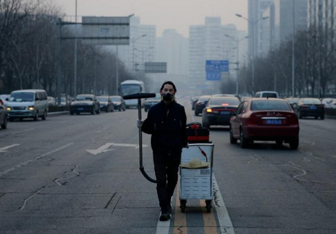 Brother Nut aspiró durante 100 días el aire que a diario respiran los habitantes de Beijing. 