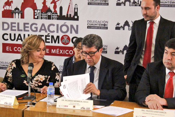 El delegado Ricardo Monreal y la directora de Protección Civil durante la instalación del Consejo de Protección Civil en Cuauhtémoc.