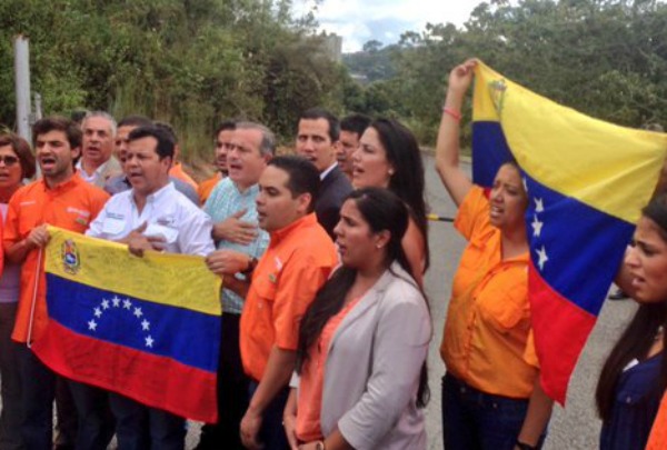 Diptuados electos venezolanos ofrendaron el triunfo electoral de la oposición a Leopoldo López, afuera de la cárcel donde está recluido.