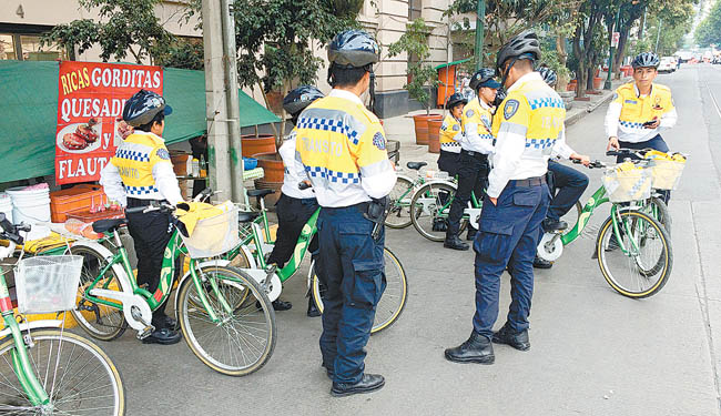 Los oficiales que se desplazan en bicicleta toman un descanso. 