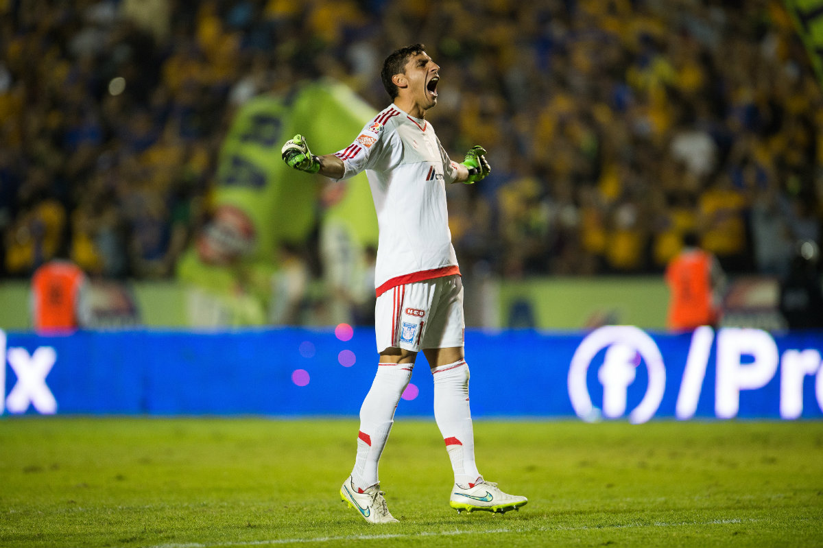Nahuel Guzmán festeja el gol de Sobis