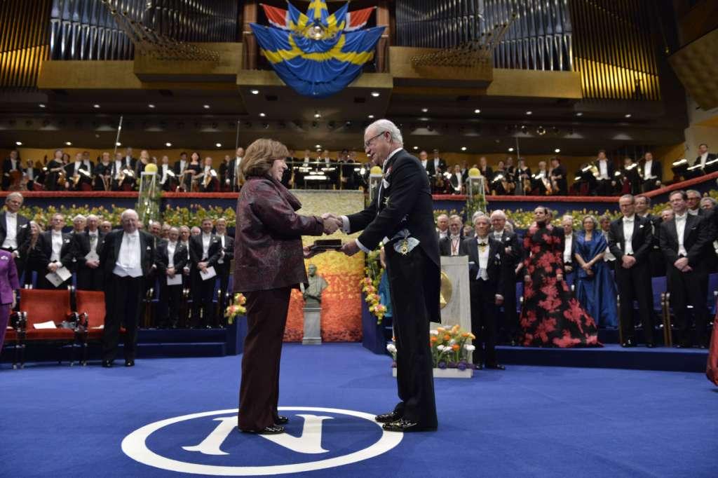 La Nobel de Literatura, Svetlana Alexievich, recibe el galardón de manos del rey Carlos Gustavo de Suecia. 