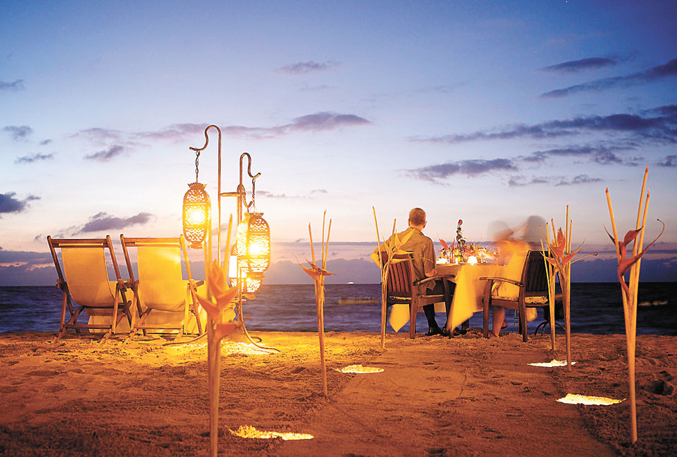 El restaurante La Palapa es reconocido como un ícono de Puerto Vallarta por su trayectoria, este lugar combina la elegancia con un ambiente tropical p