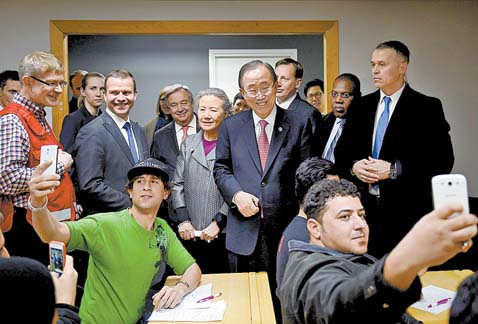 El secretario general de las Naciones Unidas (centro) estuvo ayer en Helsinki, Finlandia.