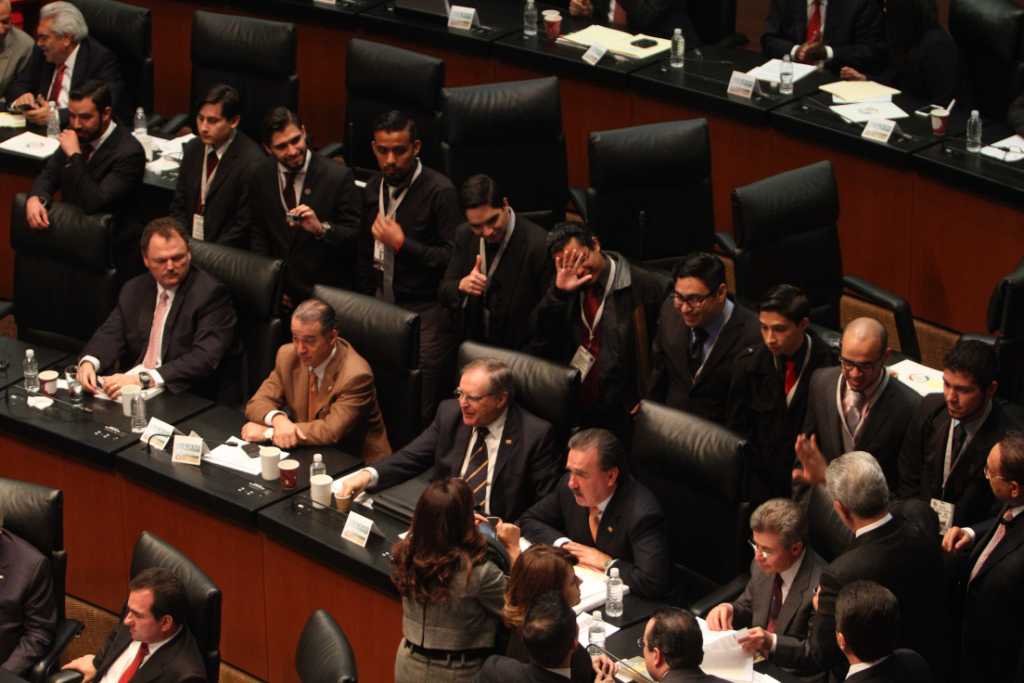 Senadores analizan la elección de candidatos a ministros de la Corte.