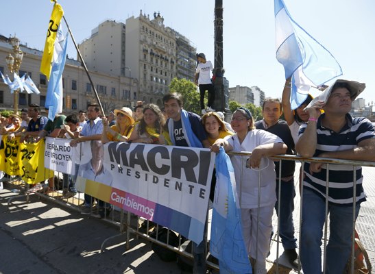 Simpatizantes del presidente electo, Mauricio Macri, se congregaron en las calles para su toma de protesta.