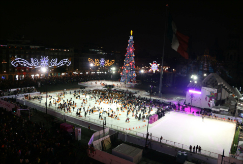 El pasado 5 de diciembre, el gobierno capitalino puso en operación la pista de hielo en el Zócalo, que es gratuita e incluyente, ya que cuenta con acc
