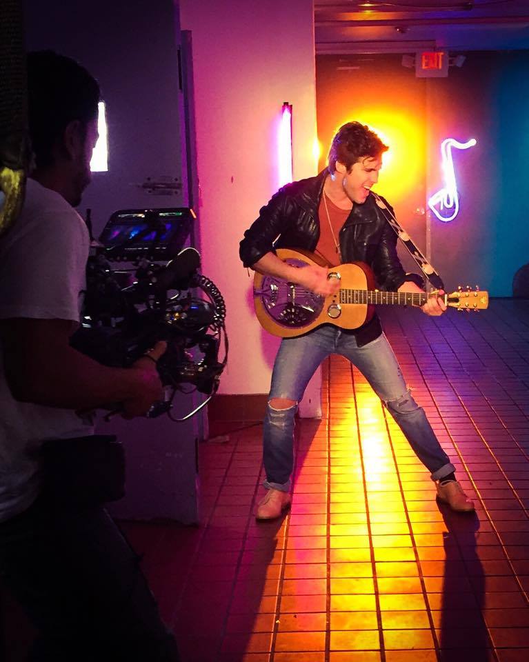 Diego Boneta presentó el video de "The Hurt".