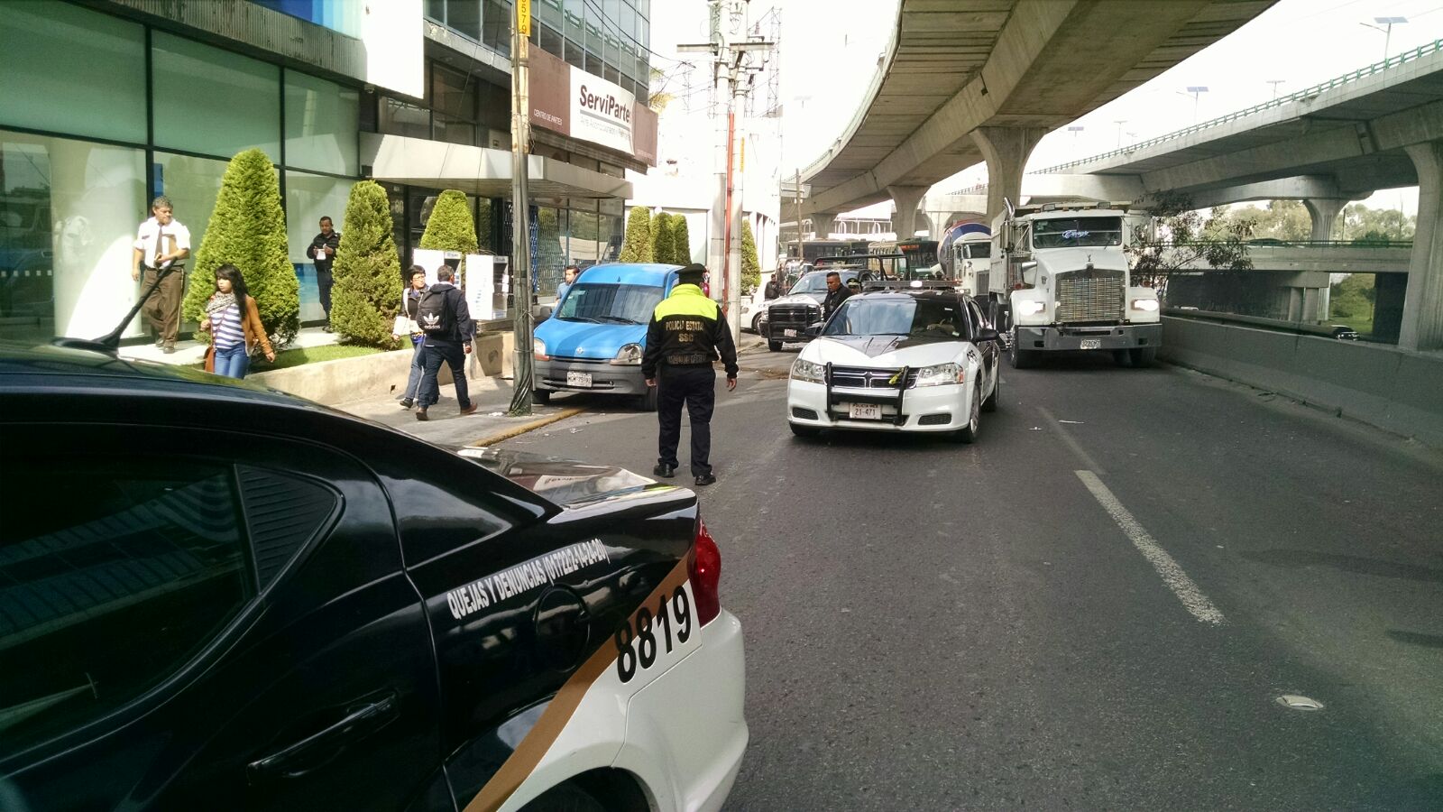 Información preliminar indica que dos presuntos delincuentes intentaron asaltar un banco.