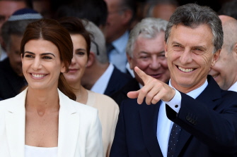 Mauricio Macri (d) y su mujer, la primera dama Juliana Awada, abandonan la Catedral Metropolitana tras asistir al Te Deum, en Buenos Aires