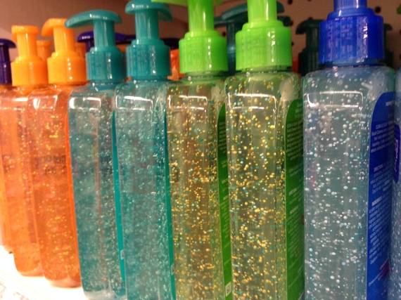 Las microcuentas, que funcionan como agentes exfoliantes en los jabones, no se disuelven en el agua. 