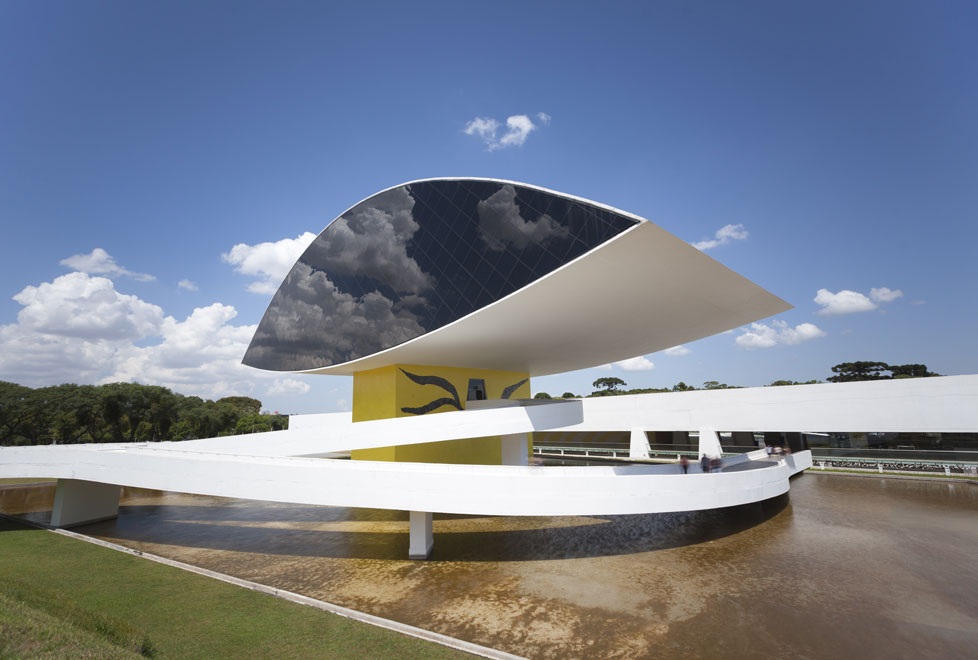 En el Museo Oscar Niemeyer en Brasil, se expusieron obras de arte incautadas a presuntos empresarios corruptos.