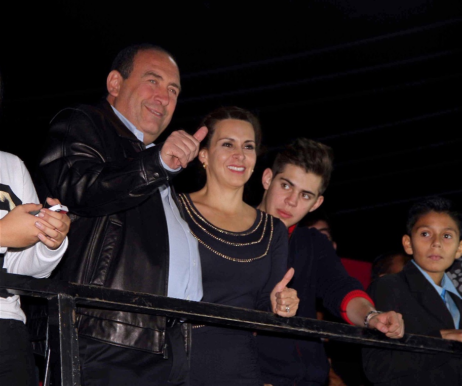 Matamoros recibió los primeros destellos del desfile navideño 'Coahuila brilla 2015' la tarde de este viernes