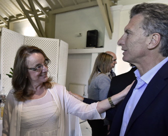 Mauricio Macri (d) saluda a la gobernadora de Santa Cruz, Alicia Kirchner, hermana del ex presidente (2003-2007) Néstor Kirchner (1950-2010)