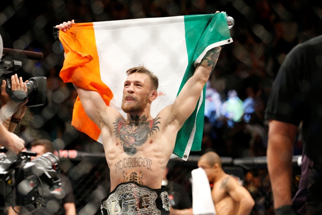 Mcgregor festeja con la bandera de Irlanda su victoria en UFC 194