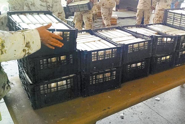Militares acomodan los paquetes de la droga, que fue puesta a disposición del MP federal.