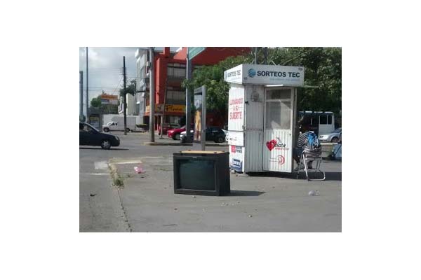 En el cruce entre avenida México y Américas se desechó un televisor.