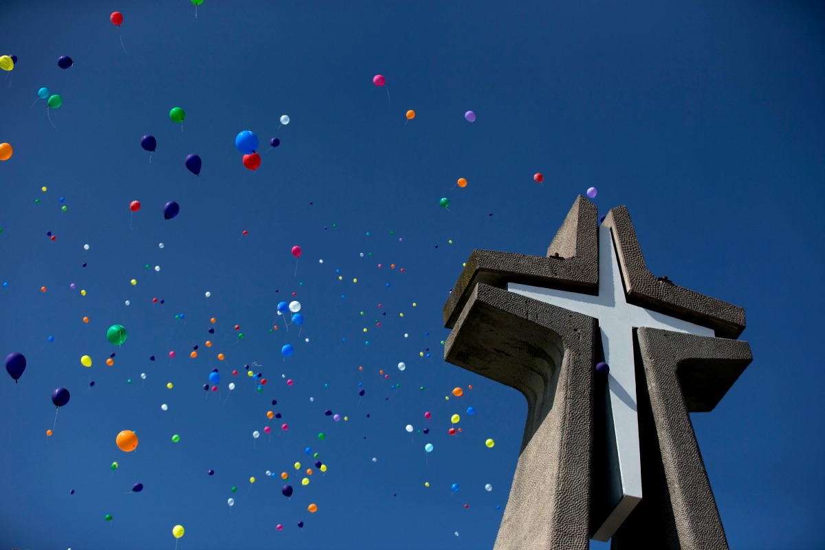 Decenas de globos se elevan sobre la cruz de la Basílica de Guadalupe en la Ciudad de México.