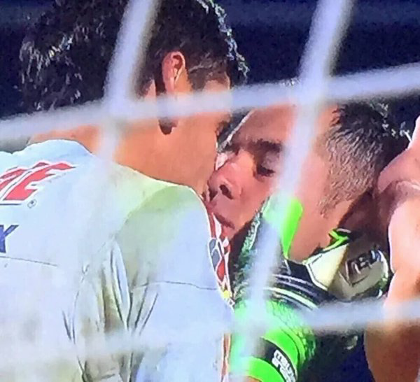 El 'beso' entre  Nahuel e Israel 