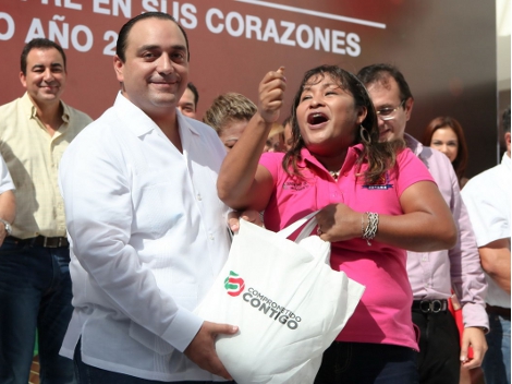 El gobernador, Roberto Borge Angulo entregó más de 12 mil pavos a empleados estatales y anunció un bono de mil 600 pesos para los siete mil 681 trabaj