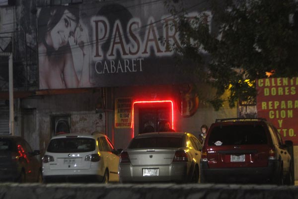 Sitios como el Pasarelas y el Chocolate, ambos en la avenida Madero, siguen abiertos después de las 02:00.