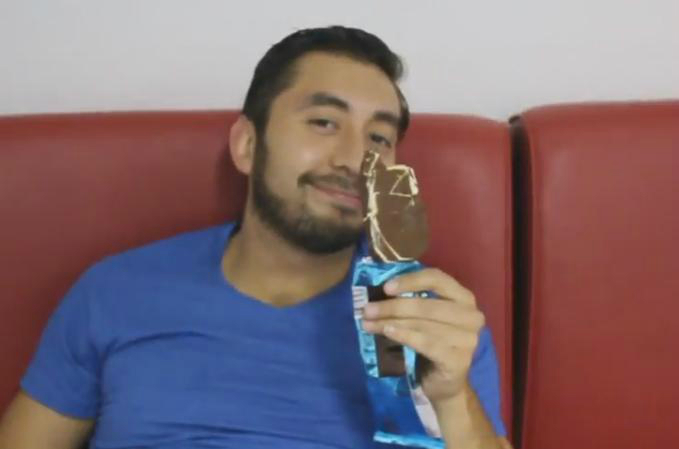 El spot ganador, que dura un minuto y medio, muestra momentos de personas de diferentes edades mientras comen helado.
