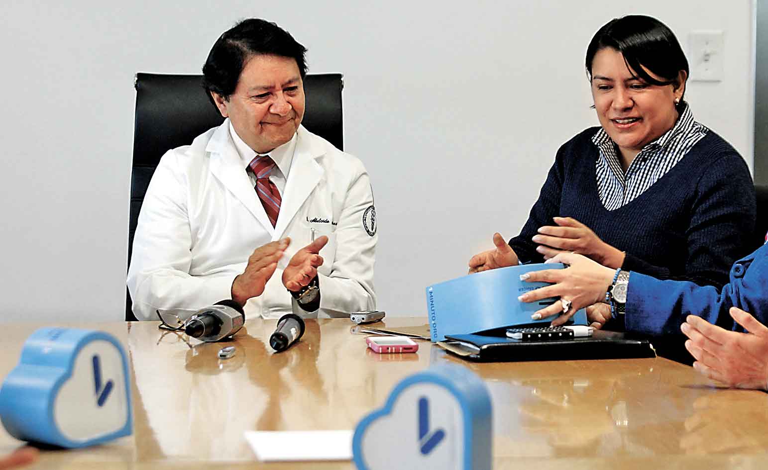 Abelardo Meneses, director del Instituto Nacional de Cancerología, y Perla Gómez, presidenta de la CDHDF. 