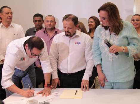 La activista Rosi Orozco firmó el convenio con el abanderado del PRI-PVEM, Ignacio Peralta, el PT y PANAL.