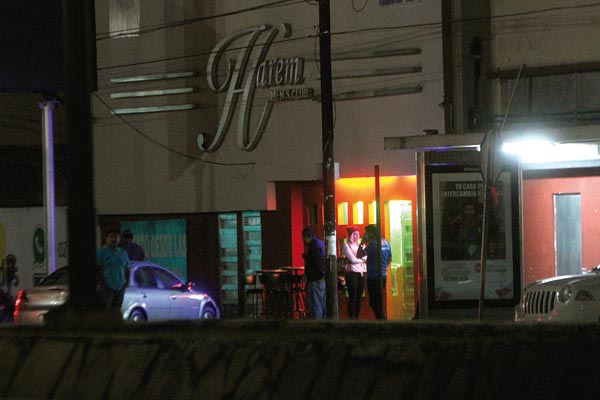 Algunos negocios del primer cuadro estuvieron abiertos hasta después de las 03:00.