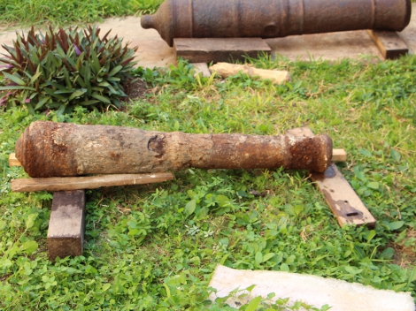 El cañón se encontraba a una profundidad de 90 centímetros y personal de el INAH lo aseguró para iniciar el proceso de restauración, el cual tendrá un