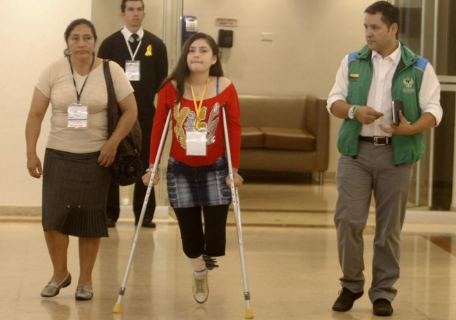 Una joven víctima acude a una conferencia de supervivientes de minas antipersona en Medellín