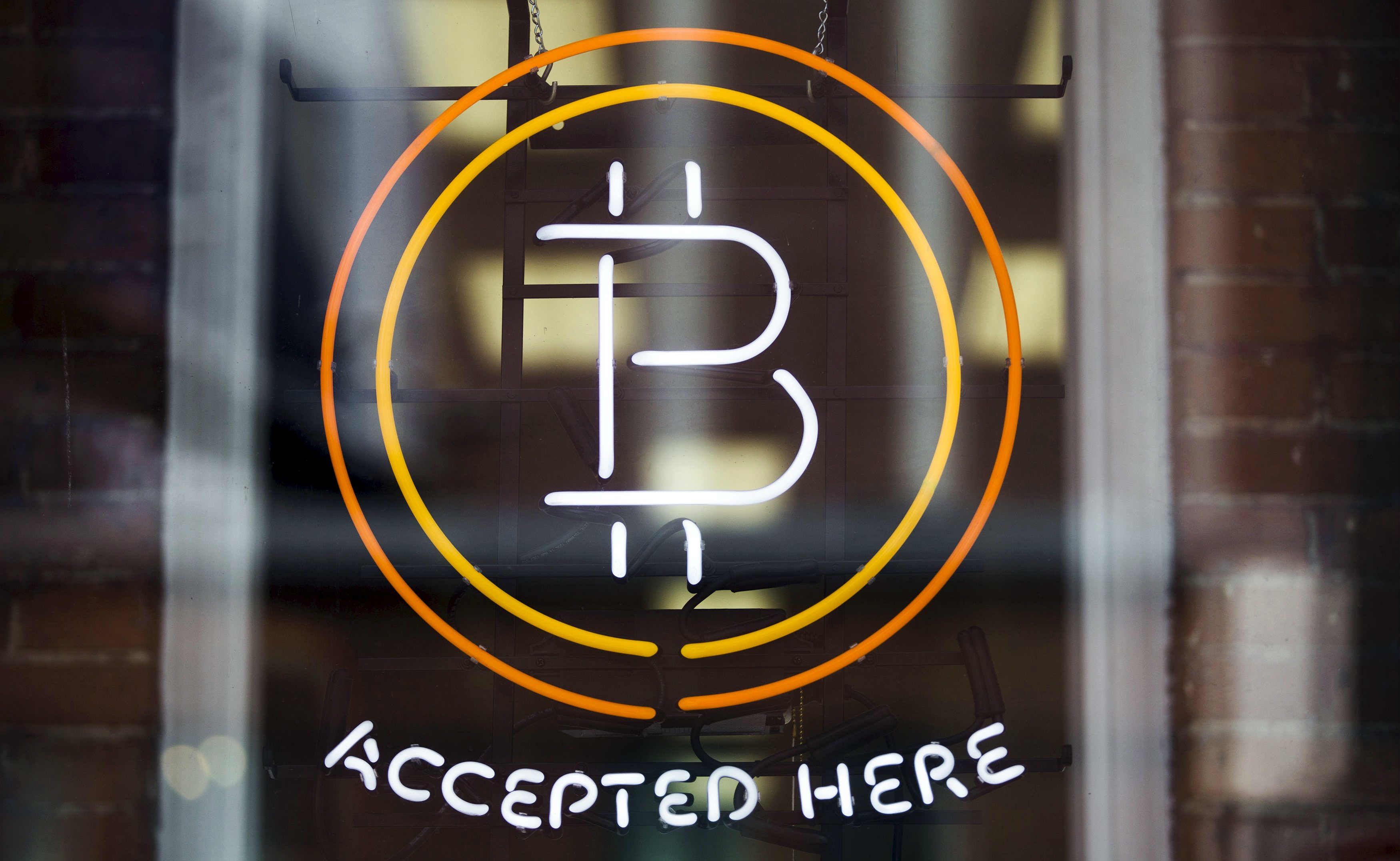 En Latinoamérica, empresas como BitPay, Bitso, Satoshi Tango y BitPagos ofrecen y promueven el uso de Bitcoins.