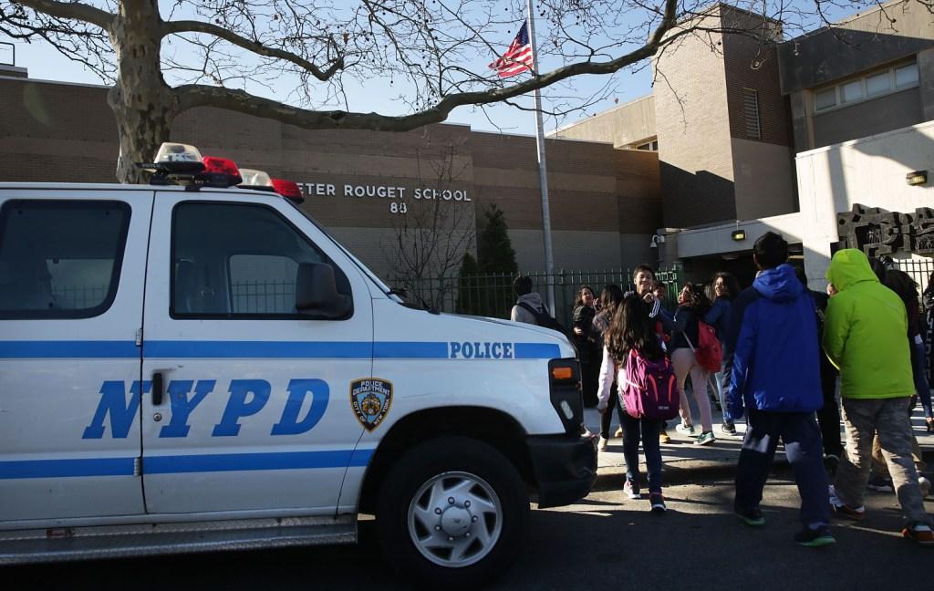Policías de Nueva York montan guardia frente a una escuela tras amenazas de bomba recibidas.