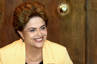 La presidenta brasileña, Dilma Rousseff, sonríe durante un encuentro con alcaldes en el Palacio de Alvorada, este lunes, en Brasilia