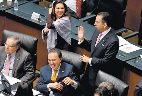 Emilio Gamboa y Javier Lozano durante el debate. 