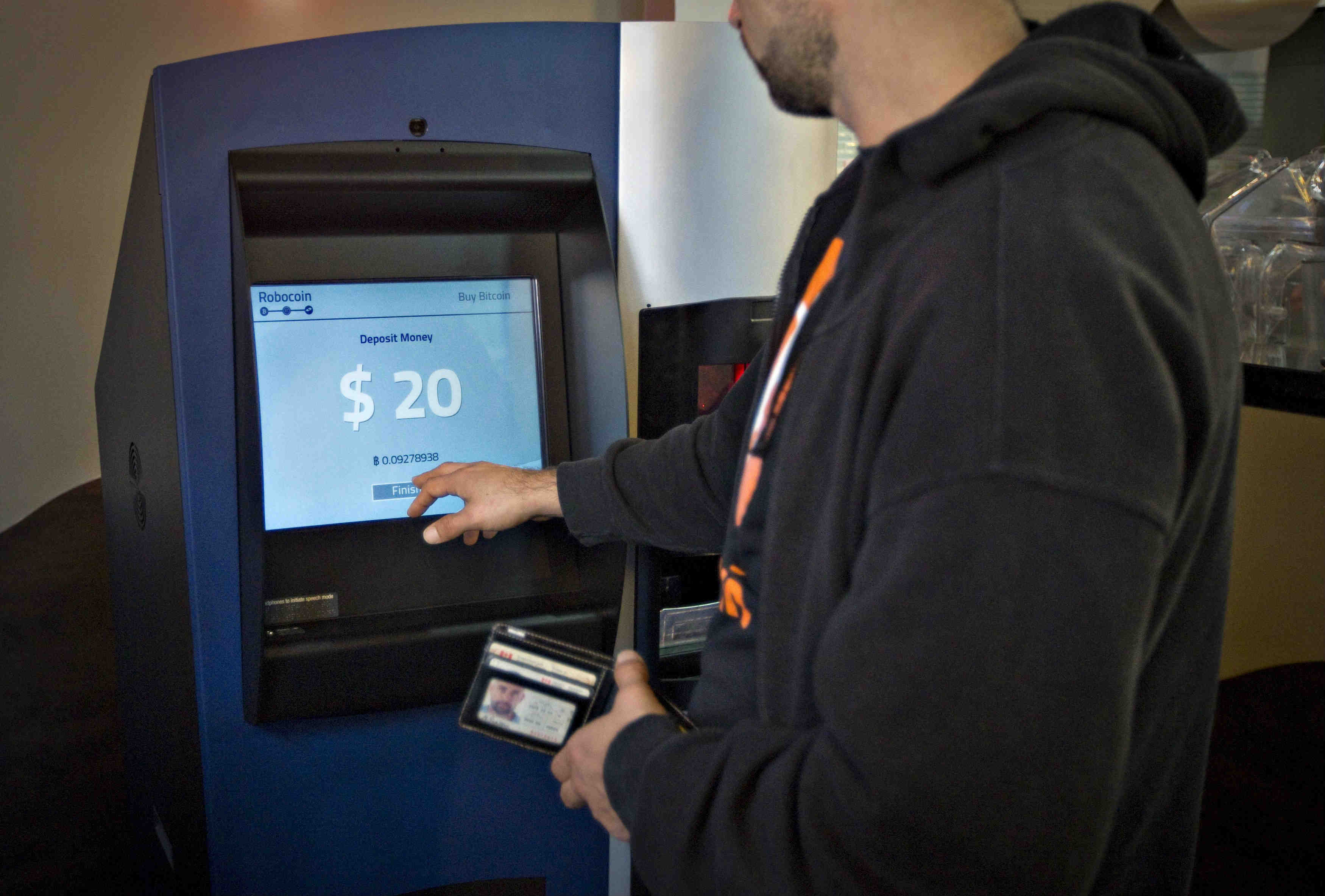 Un hombre en Vancouver, Canadá, utiliza en 2013 el primer cajero automático de Bitcoins, que fue instalado en una cafetería.