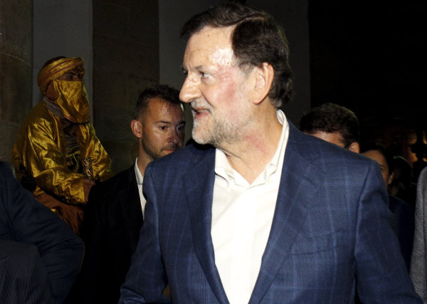 El jefe del gobierno español, Mariano Rajoy, fue agredido con un puñetazo por un joven durante un evento electoral en Galicia.