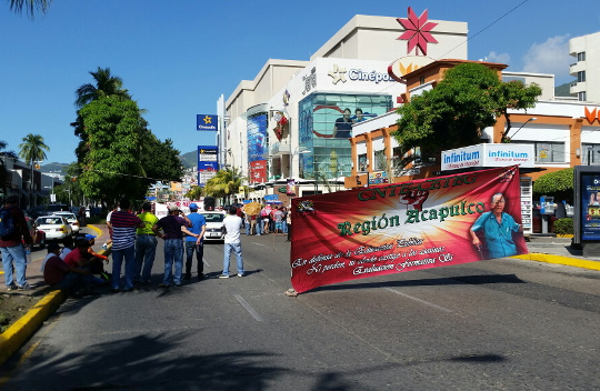 Los maestros realizan el bloqueo en la Costera Miguel Alemán